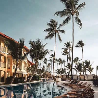 Resort Deepsky Villa yang dikelilingi pohon palem dan kolam renang