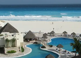Resort pesisir dan kolam renang yang menghadap laut